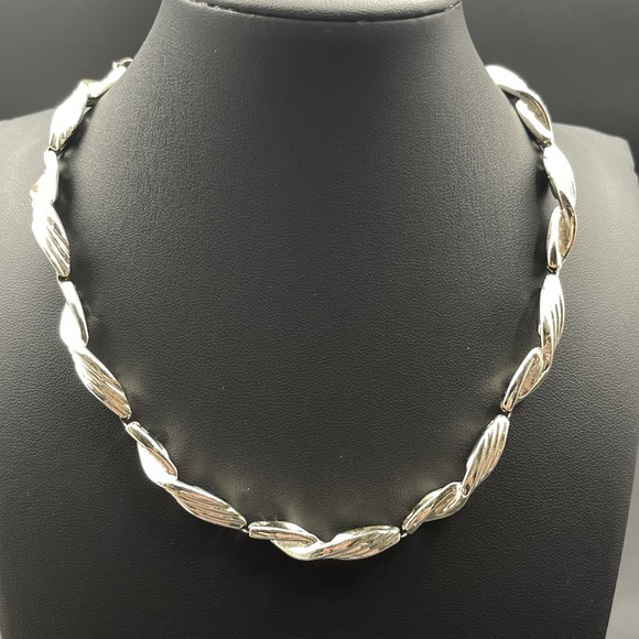 Lisner Jewelry Jewelry - Lisner Gold Tone Link Necklace Twisted Leaf Chain Vintage Adjustable 1029
